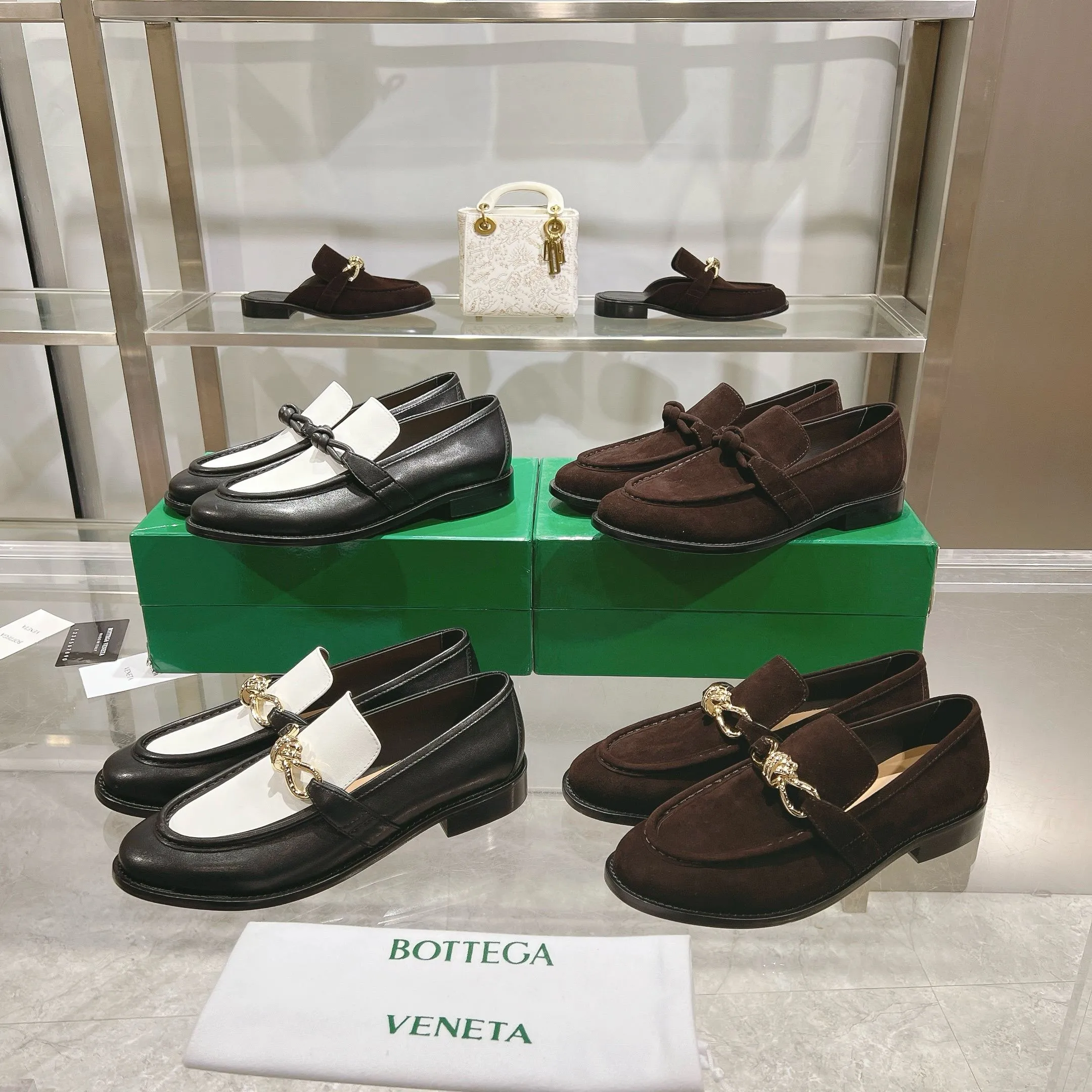 [BV] Top P: 820💰 Couple size: female 35-39 (female 40 custom-made) male 39-44 (38.45 non-refundable) Bottega Veneta 2025 counter synchronization style! Small round toe loafers! Imported leather outsole! High-grade cashmere! Solid color Niuli! Original board developed leather buckle
